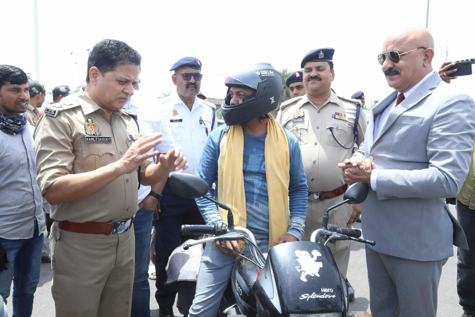 SBI Life Insurance &amp; Lucknow Traffic Police highlight the importance of 'protection' by hosting a public awareness drive in Lucknow city