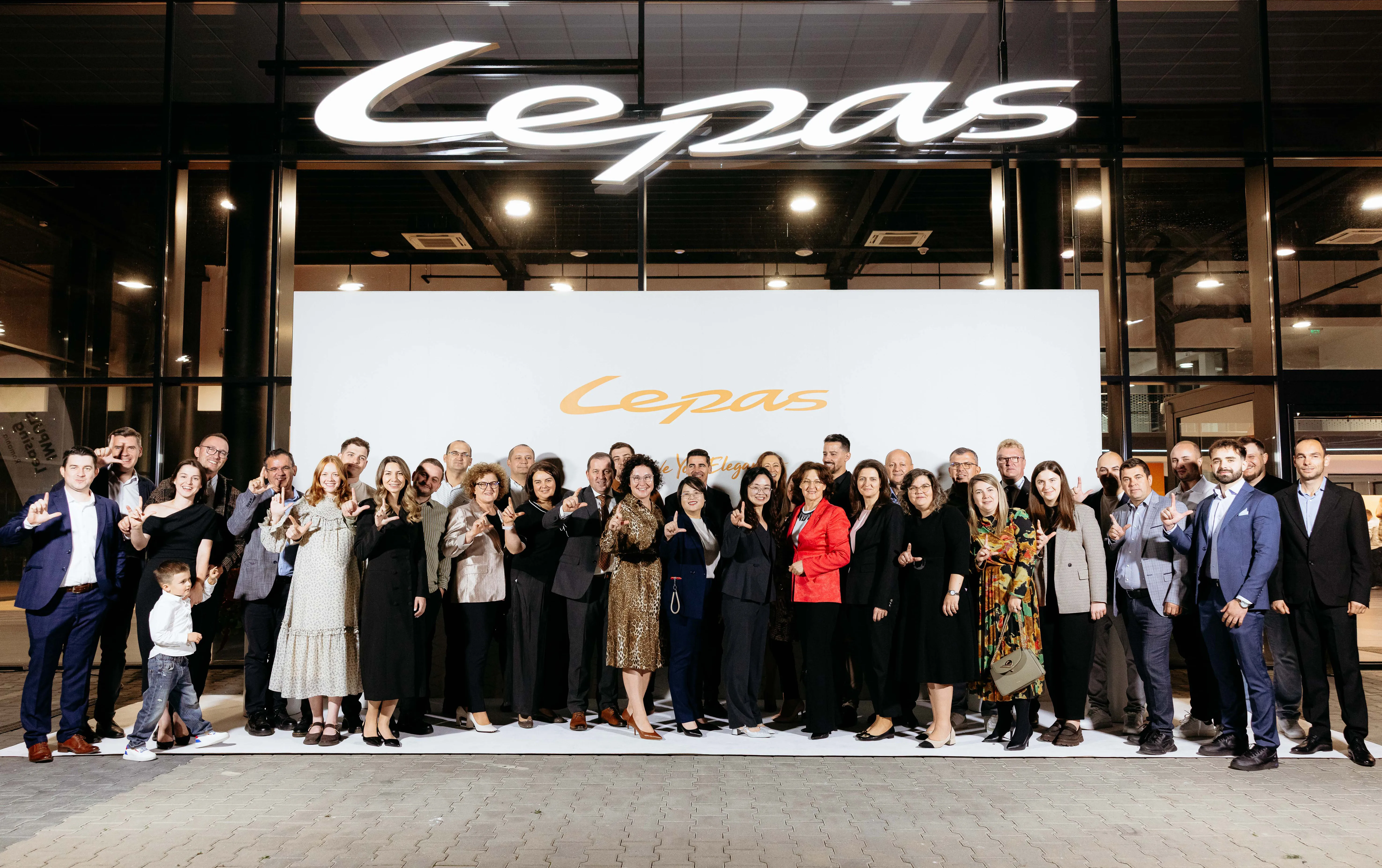LEPAS Enters Romania: LEPAS L8 PHEV Officially Launches as First Flagship Store Opens